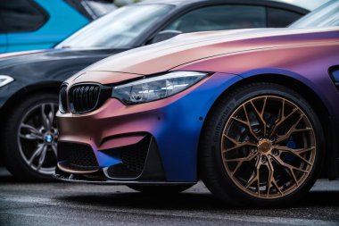 KYIV-15 Mayıs 2021: Bukalemun plastiğine sarılı BMW M3 F80, özel geniş gövde kiti, karbon fiber parçaları, sahte tekerlekler ve Drift And Cars Show 'da düşük profilli lastikler
