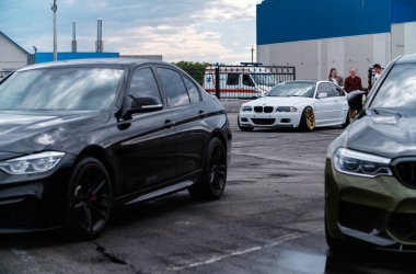KYIV-15 Mayıs 2021: BMW M3 E3 E46 Coupe aracı akort edildi ve düşürüldü, Drift And Car Show 'da sergilendi