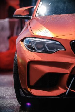 KYIV-15 Mayıs 2021: Yeni BMW M3 F3 F80 spor araba turuncu plastiğe sarılı, geniş gövde kiti, karbon fiber parçaları ve Drift And Cars Show 'da modern lazer farları ile donatılmış.