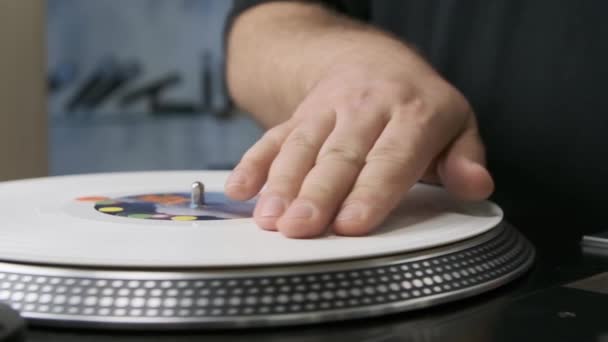 Mano Hip Hop Controlando Disco Vinilo Blanco Con Música Dispositivo — Vídeo de stock