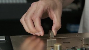 Ses karıştırıcıdaki çapraz fader yavaş çekim video klibinde çekildi. DJ, gece kulübünde sahnede çapraz fader topuzu ile rayları kesti. Profesyonel analog ses donanımı