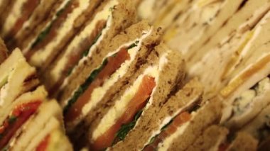 Parti için mekânda servis edilen kırmızı somon balığı filetosu ile bir kutu kulüp sandviçi. Taze yiyecek teslimatı. 