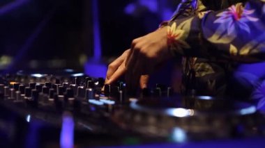 DJ sahnede tekno müzik çalıyor. Disk jokeyi, disko partisinde müzik çalar. Profesyonel ses karıştırıcı ve CD çalarlarla birlikte.