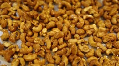 Hamur kafesindeki metal tepside karamelli kaju fıstığı.