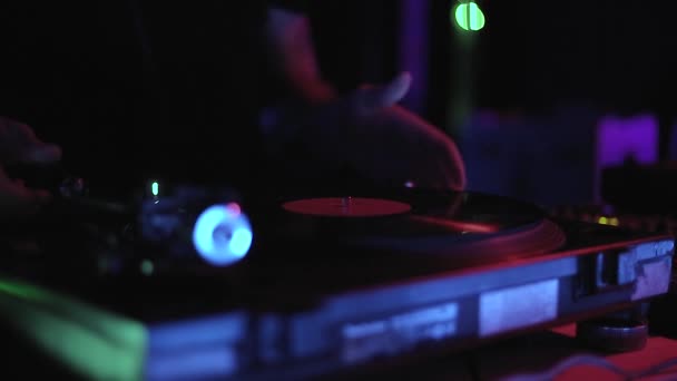 迪斯科骑师在夜总会的舞台上演奏带有转盘和乙烯唱片的音乐 专业Dj的视频剪辑设置在夜总会的科技派对上 — 图库视频影像