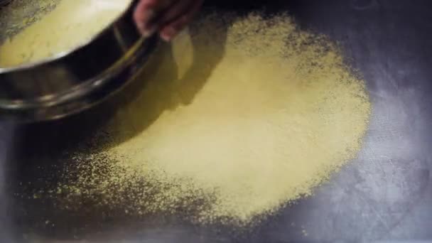 이탈리아 요리사는 밀가루를 식당차의 스크린을 위에서 이탈리아 주방에서 옥수수 가루가 — 비디오