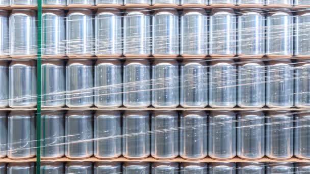 醸造所に詰め込まれたアルミ金属缶 新しい500 Mlは 工業倉庫のパレットラックに保存されたビールや冷たい飲み物を在庫することができます — ストック動画