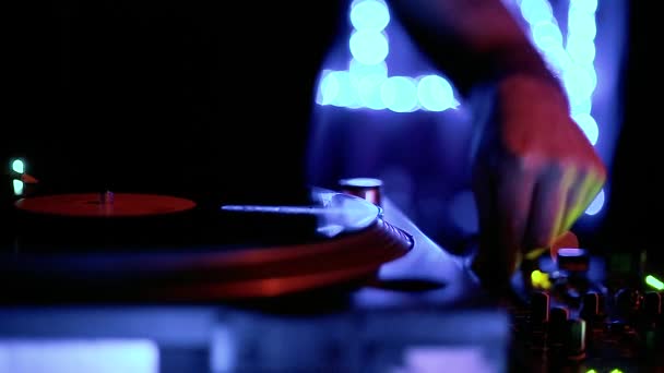 Disco Jockey Tocando Música Con Tocadiscos Discos Vinilo Escenario Club — Vídeos de Stock