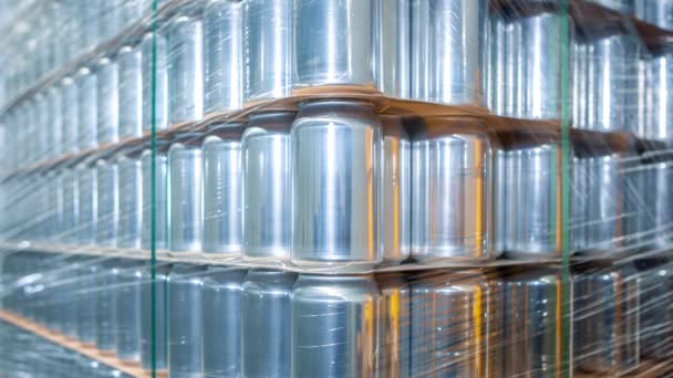 Großer Stapel Aluminium Bierdosen Der Brauerei Neue Unbenutzte 500 Aluminiumbehälter — Stockvideo