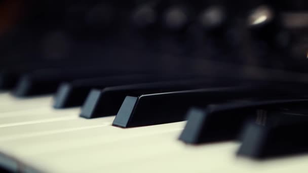 Sintetizador Piano Teclado Filmado Close Vídeo Clip Controlador Midi Eletrônico — Vídeo de Stock