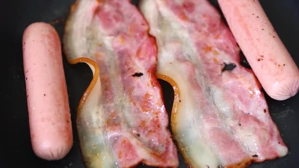 Video Sarapan Inggris Bacon Strip Dan Sosis Susu Menggoreng Panci — Stok Video