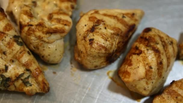 烤鸡肉放在金属盘子里 美味的白色鸡胸肉片 放在烤盘内煮熟作晚餐 — 图库视频影像