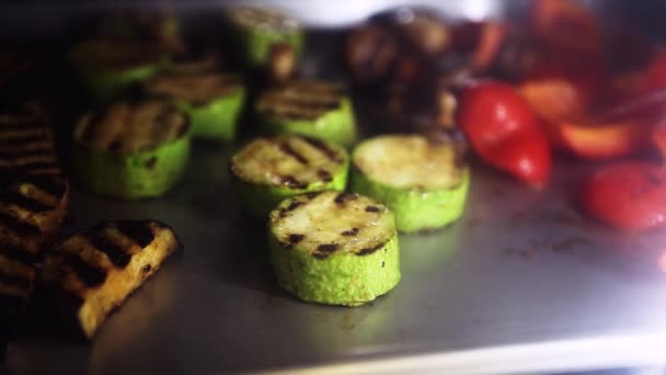 Hortalizas Cocina Parrilla Cocina Del Restaurante Vegetariano Champiñones Blancos Pimientos — Vídeos de Stock