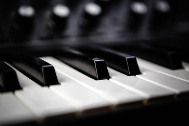 Sentezleyici cihazında siyah beyaz piyano tuşları. Piyanist için profesyonel ses ekipmanı. Sentetik midi denetleyici ile müzik çal