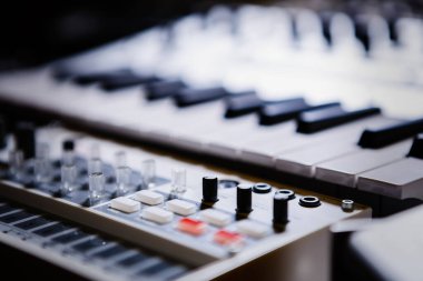 Ses kayıt stüdyosunda sentezleyici cihaz var. Besteci için profesyonel Midi denetleyici sentetik. Davul makinesi ile yeni elektronik müzik parçası oluştur