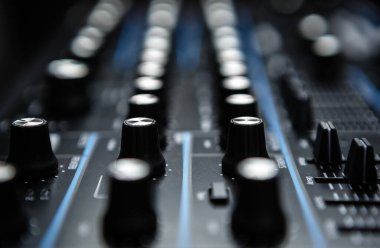 Ses kayıt stüdyosunda elektronik müzik üretimi için sentezleyici cihazı. Müzikal besteciler için profesyonel ses ekipmanı. Midi denetleyici sentetiği yakın plan