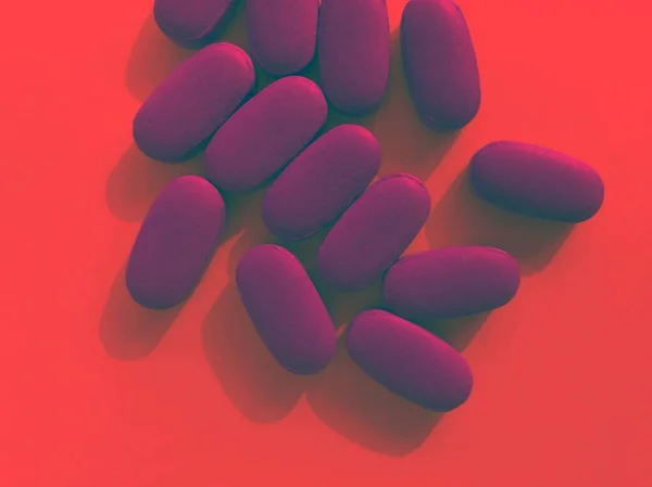 Medizinische Pillen Auf Rotem Hintergrund Pharmazie Und Medizin — Stockfoto