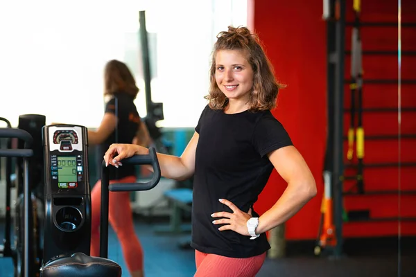 Mujer Instructora Fitness Que Usa Una Camiseta Negra Blanco Con — Foto de Stock