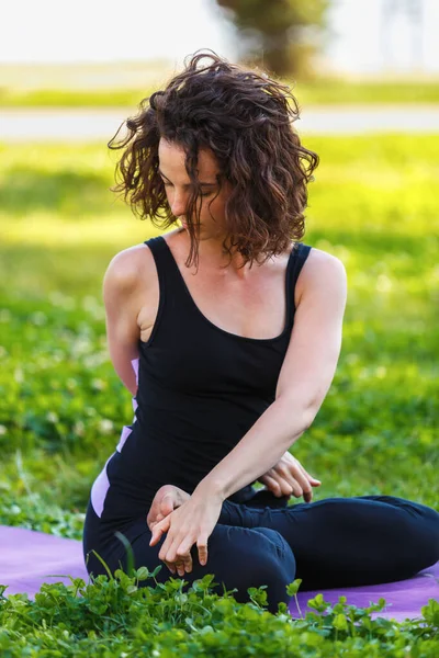 Jonge Yogini Vrouw Stretching Mat Outdoor Ochtend Gezonde Mooie Vrouwelijke — Stockfoto
