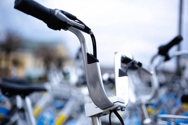 Alquiler Bicicletas Estacionamiento Alquiler Bicicletas Aparcadas Aire Libre Ciudad — Foto de Stock