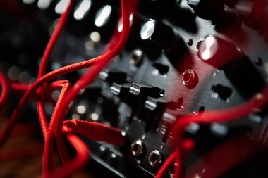 Modüler sentezleyici cihazı. Ses kayıt stüdyosunda elektronik müzik prodüksiyonu için analog sentetik. Profesyonel ses ekipmanlarıyla yeni müzik parçaları oluştur