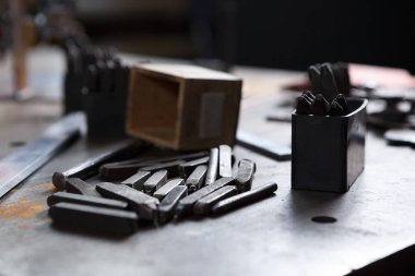 Kaynak için demir izleri. Metal parçaları için profesyonel kaynak aletleri. Ağır işçilik ve ağır sanayi.