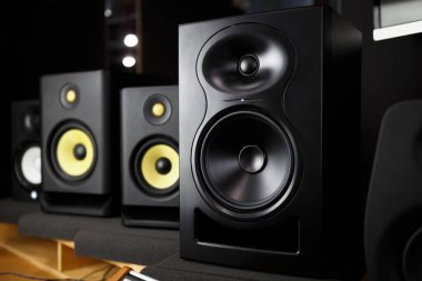 Yeni hoparlörler al. Müzik dükkanındaki profesyonel stüdyo monitörleri. Hifi ses sistemi, müzisyen ya da ses kayıt stüdyosu için yüksek sadakat konuşmacısı.