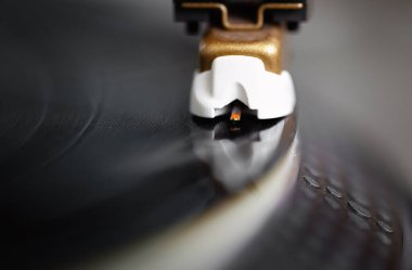 Turntable iğnesi plak kaydında. Dj tablo analog disk çalarken müziği kapat