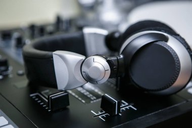Profesyonel DJ kulaklıkları. Yüksek kaliteli müzik ve stereo kafa monitörlerini dinleyin. Konserde şarkı çalmak için müzik kulaklığı. Ses meraklısı için Hi-fi ses ekipmanı