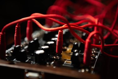 Ses kablolarıyla analog sentezleyici. Ses kayıt stüdyosunda elektronik müzik üretimi için profesyonel modüler sentetik aygıt