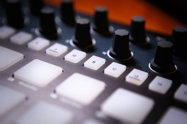Elektronik müzik üretimi için davul makinesi cihazı. Ses kayıt stüdyosunda profesyonel ses ekipmanlarıyla yeni müzik parçaları oluştur