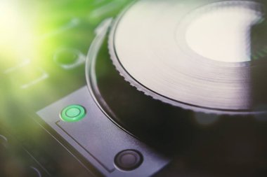 Profesyonel konser DJ 'i, ses karıştırıcı paneli ve koşu tekeri olan bir pikap. Partide müzik çalmak için disk jokey sahne ekipmanı. Gece kulübü için dijital dönüm tablosu