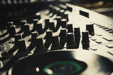 Profesyonel konser DJ turntable cihazı ses karıştırıcı panel ve koşu tekeri ile. Partide müzik çalmak için kulüp disk jokey sahne ekipmanı. Gece kulübü için dijital döner masa güvertesi