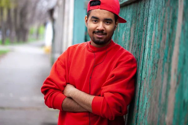 Joven Chico Negro Con Piel Acné Posando Con Sonrisa Feliz —  Fotos de Stock