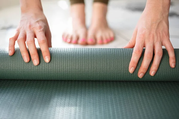 Hemmaträning Kvinna Rullar Yogamatta För Pilates Tränar Morgonen — Stockfoto