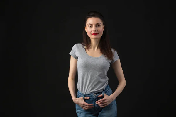 Atractiva Joven Con Camisa Gris Casual Vaqueros Azules Estudio Hermosa — Foto de Stock