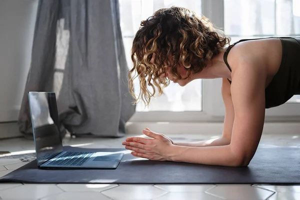 Молода Жінка Робить Дошку Вправи Онлайн Тренування Перед Ноутбуком Вдома — стокове фото