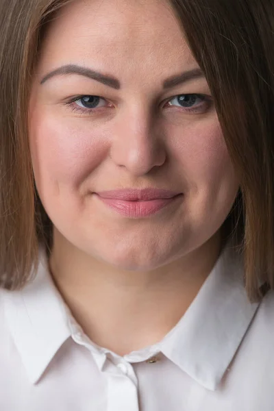 Portret Pewnej Siebie Młodej Kobiety Nadwagą Studio Head Shot Przystojny — Zdjęcie stockowe