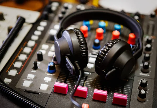Ακουστικά Στο Μίξερ Ήχου Επαγγελματικός Ηχητικός Εξοπλισμός Disc Jockey Στούντιο — Φωτογραφία Αρχείου