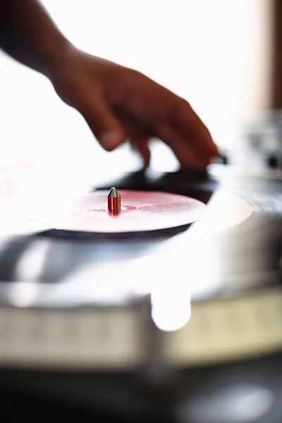 Tocadiscos Tocando Disco Vinilo Con Música Dispositivo Mesa Giratoria Profesional — Foto de Stock