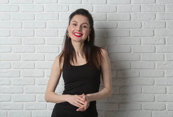 Jovem Feliz Vestido Preto Posando Parede Tijolo Branco Estúdio Mulher — Fotografia de Stock