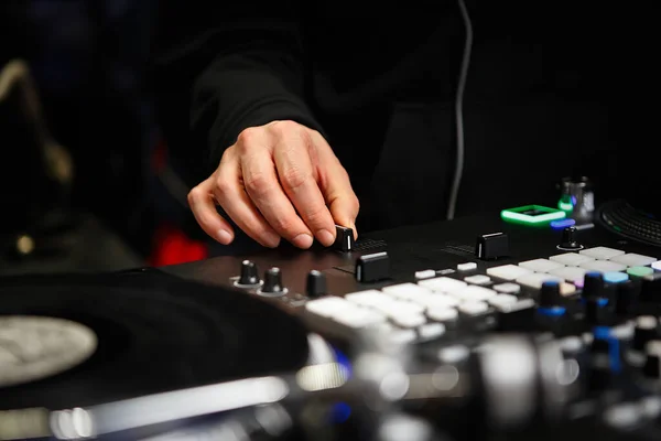 Disc Jockey Mengt Muziek Met Cross Fader Knop Geluidsmixer Apparaat — Stockfoto