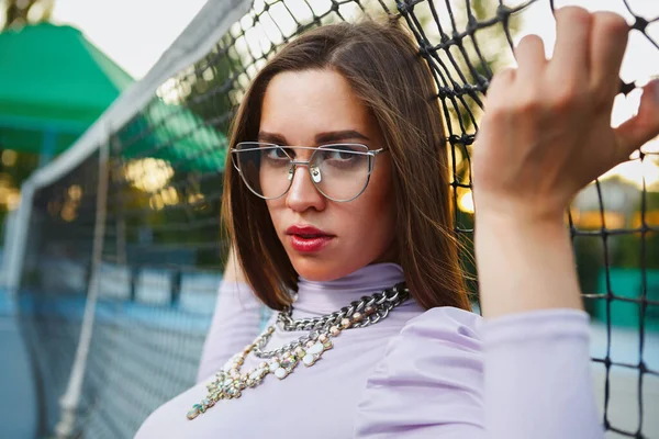 Modella Con Rossetto Rosso Che Indossa Occhiali Catene Alla Moda — Foto Stock