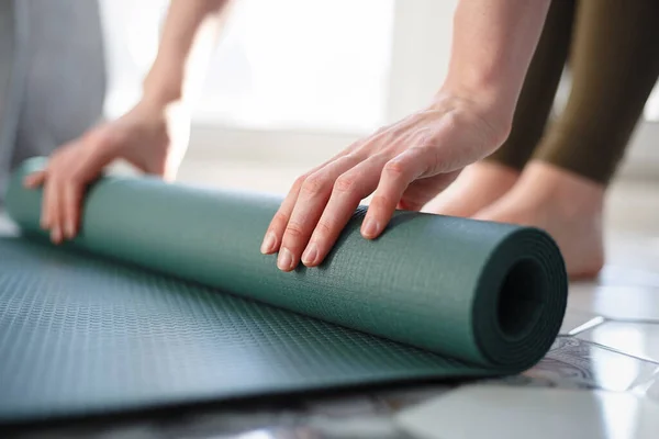 Frau Rollt Yogamatte Für Das Training Hause Aus Yogini Athlet — Stockfoto