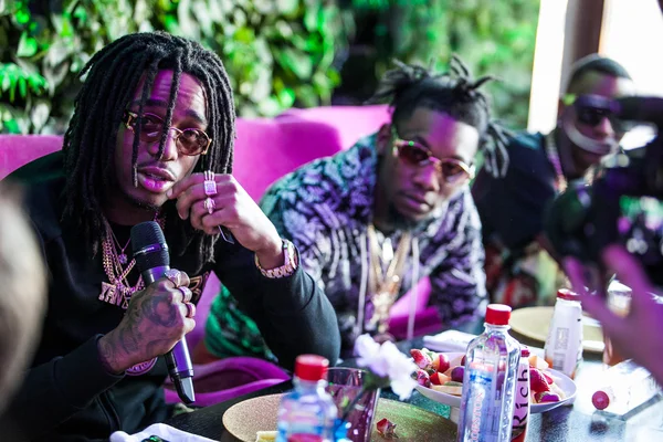 ソウルジャ ボーイと migos モスクワで記者のインタビューします。 — ストック写真