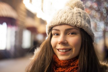 Samimi bir gülümseme ile tatlı kız