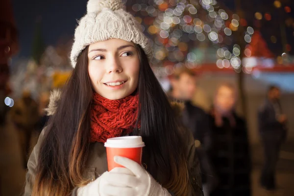 Fiatal lány, forró kávéval, esténként hideg — Stock Fotó