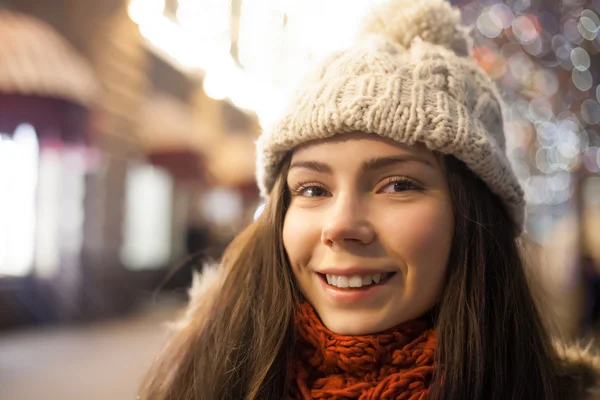 Lief meisje met een oprechte glimlach — Stockfoto