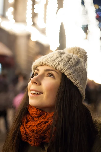 City lights makes her happy — Stock Photo, Image