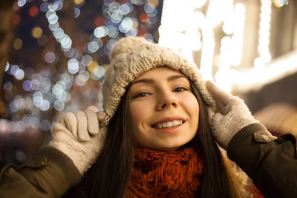 It is cold but she feels comfortable — Stock Photo, Image